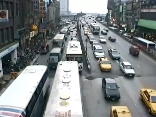 日本網友曝光「1995年的台北街頭」! 台灣人一看全感慨噴淚:以前路上的人們都不會....