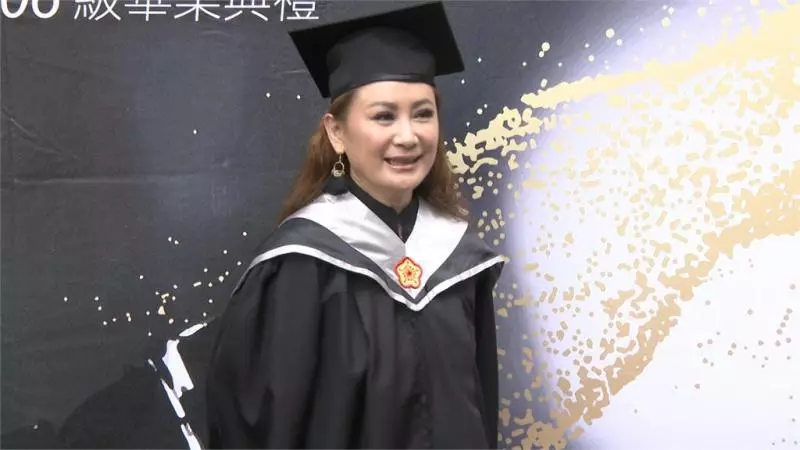 為了豬哥亮!陳亞蘭畢業「感動穿上碩士袍」:他在天上看! 媽媽透露「接下來披婚紗」感情狀況曝光