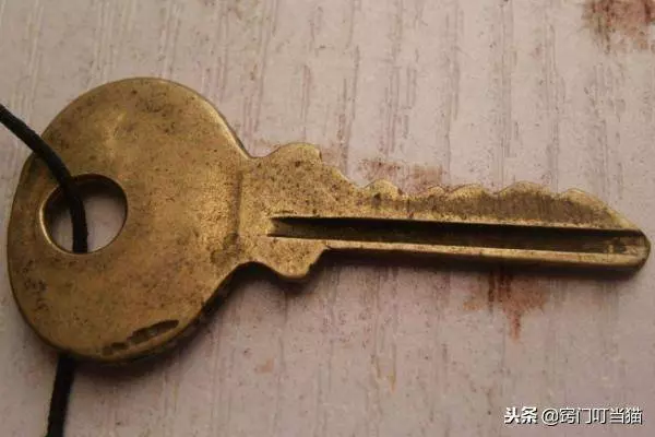 廢舊鑰匙不要扔,放在洗手間太有用了,很多人都不知道···