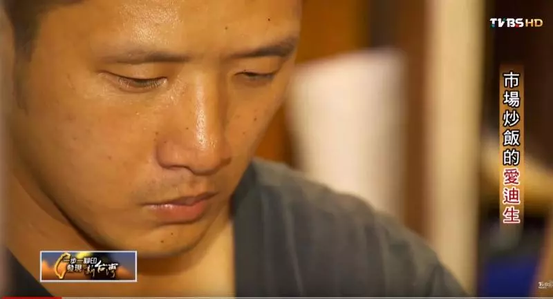 「父母離異」妻子得病！窮到付不出貸款的他靠「白天賣炒飯，晚上做燈具」逆轉人生
