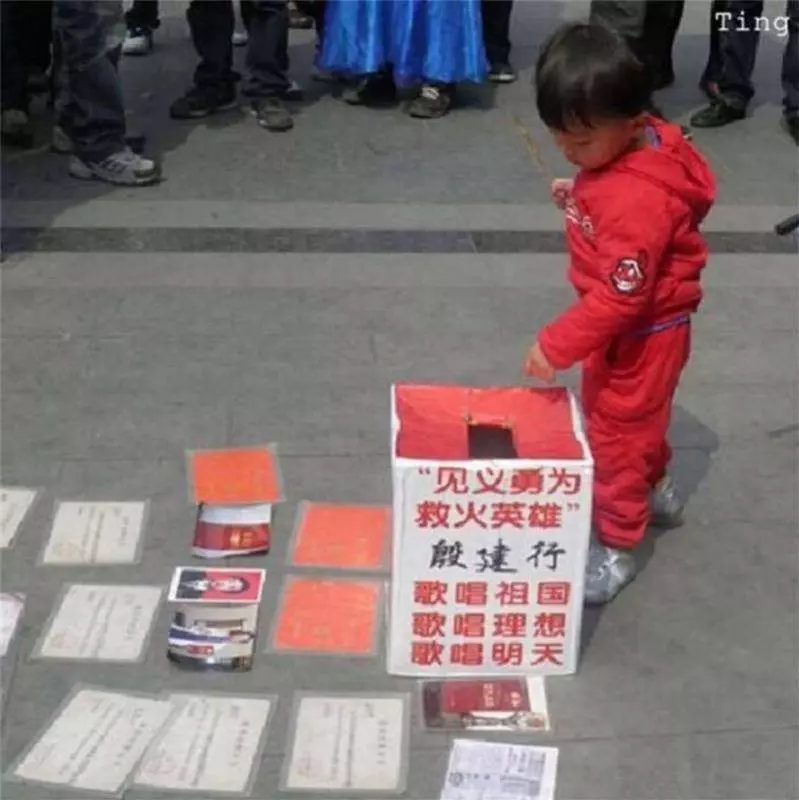 兩次沖入火場救出13條鮮活生命卻慘遭毀容,21歲小夥只能街頭賣唱,沒想到命運從此改變,得到了完美回報