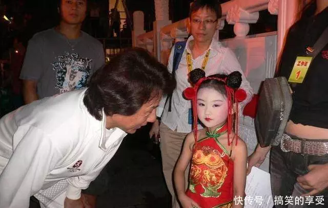 6歲被成龍抱著上春晚,後來長殘被罵最醜童星,17歲回國美到認不出!