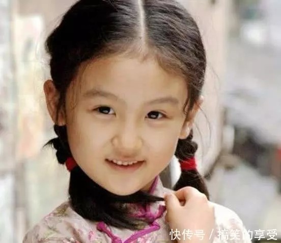 6歲被成龍抱著上春晚,後來長殘被罵最醜童星,17歲回國美到認不出!