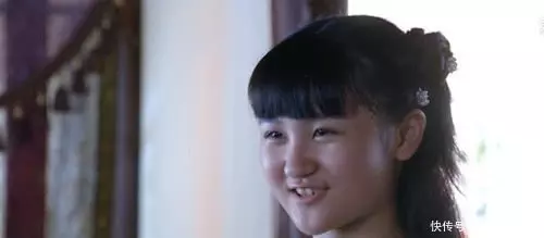 6歲被成龍抱著上春晚,後來長殘被罵最醜童星,17歲回國美到認不出!