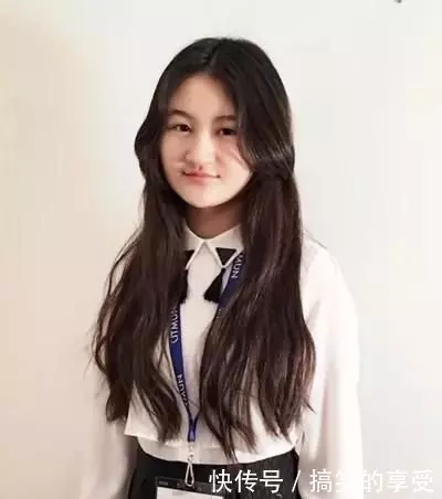 6歲被成龍抱著上春晚,後來長殘被罵最醜童星,17歲回國美到認不出!