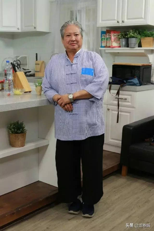 洪金寶兒媳婦驚豔亮相!給公公送蛋糕!毫不避嫌一起合影!