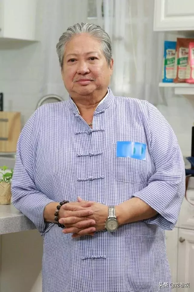 洪金寶兒媳婦驚豔亮相!給公公送蛋糕!毫不避嫌一起合影!