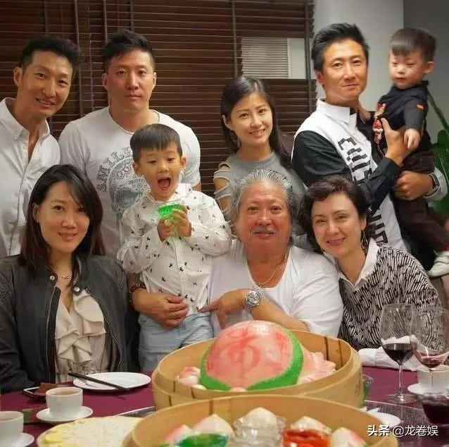 洪金寶兒媳婦驚豔亮相!給公公送蛋糕!毫不避嫌一起合影!