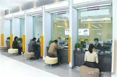 結婚兩年,我存了三萬,弟弟結婚跟我借錢,到了銀行取錢時我蒙了