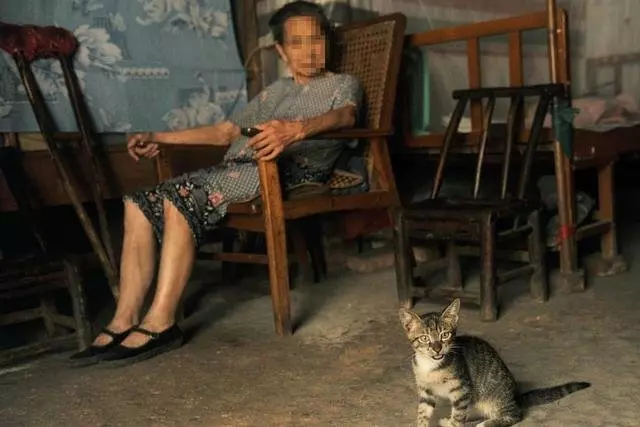 六旬老人意外懷孕,兒女勸其打掉,老人掀開衣服,讓家人跪地哭泣