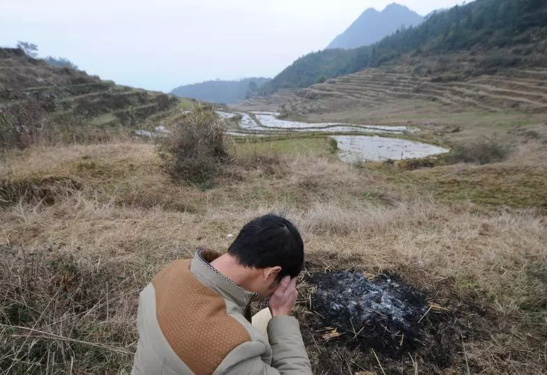 姐當經理供弟讀大學,弟畢業後去找姐,路遇一個拾荒大媽弟哭了