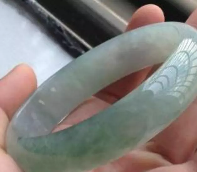 岳母進城照顧懷孕老婆,臨走,我媽玉鐲丟失,打開抽屜我眼眶濕了