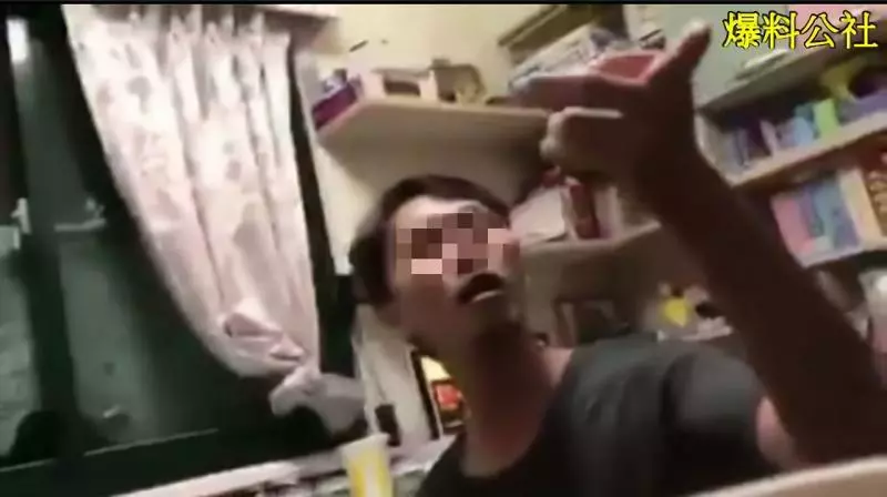 不爽肉圓沒加辣!惡男「冷笑暴打」母子 遭網友痛毆