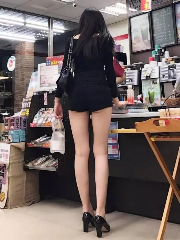 便利店的少女短褲「一個比一個美」,看了容易讓人晚上站著睡不著!