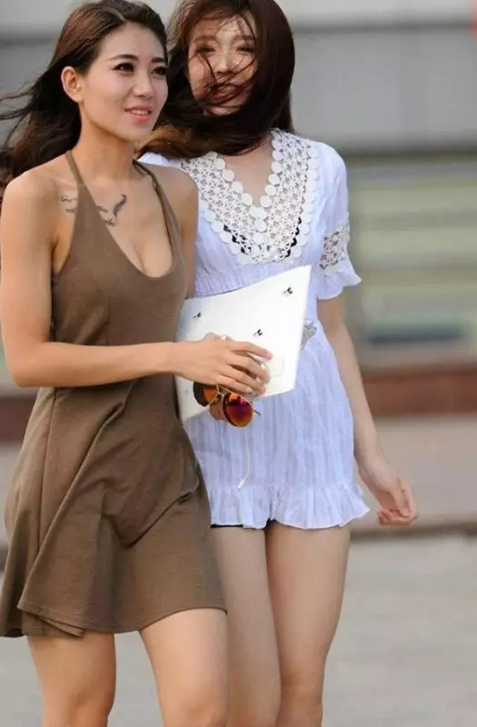 便利店的少女短褲「一個比一個美」,看了容易讓人晚上站著睡不著!