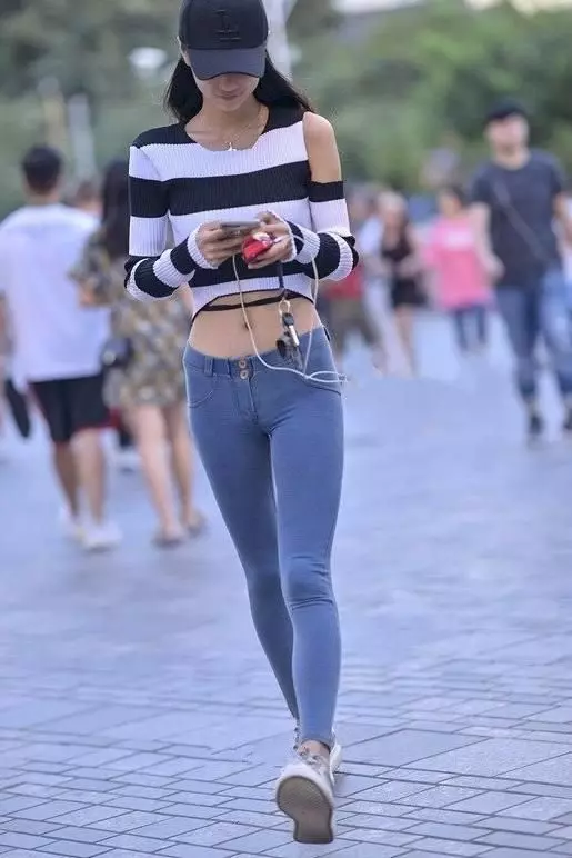 便利店的少女短褲「一個比一個美」,看了容易讓人晚上站著睡不著!