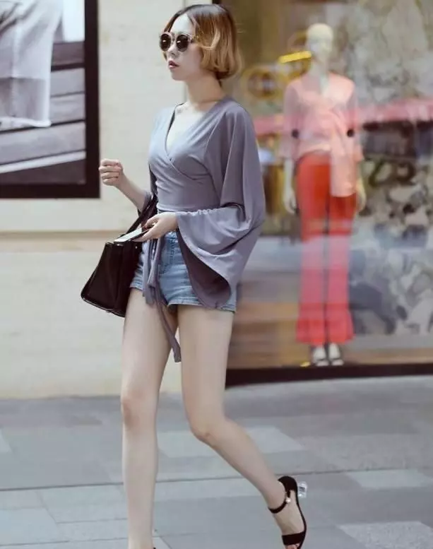 便利店的少女短褲「一個比一個美」,看了容易讓人晚上站著睡不著!