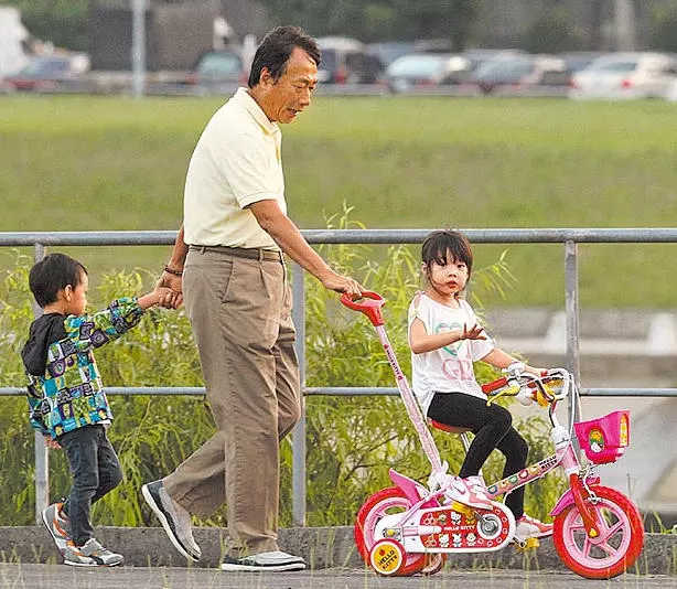霸氣郭台銘「育兒方式」首度曝光!曾馨瑩坦言:「他太瘋我會阻止他...」想不到郭董是這種爸爸!