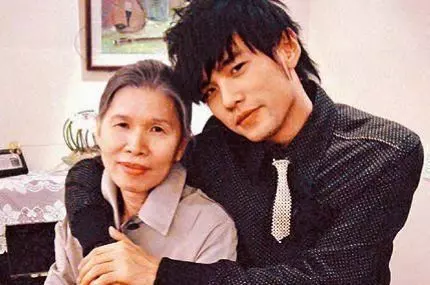 周傑倫寫歌「我爸一直打我媽」唱出家暴心酸!如今「周爸爸真實身分」首度遭起底曝光....嚇壞網友!
