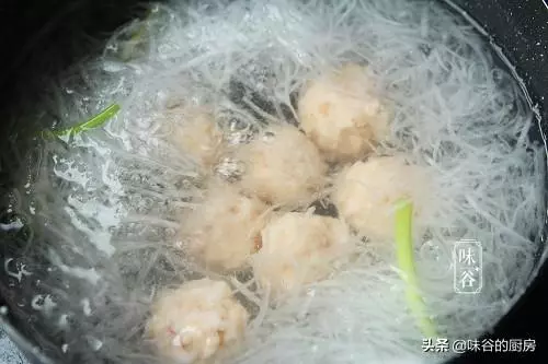 冬季就該多喝蘿蔔湯,與它同煮鮮上加鮮,營養加倍,多給孩子喝