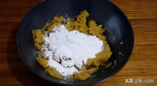 教你一個小技巧,這樣炸丸子不濺油,做出的紅薯丸子外酥里糯