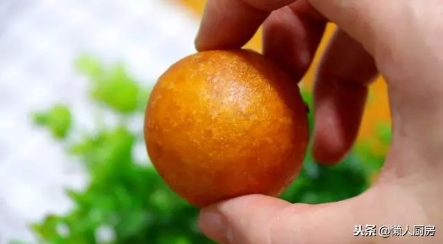 教你一個小技巧,這樣炸丸子不濺油,做出的紅薯丸子外酥里糯