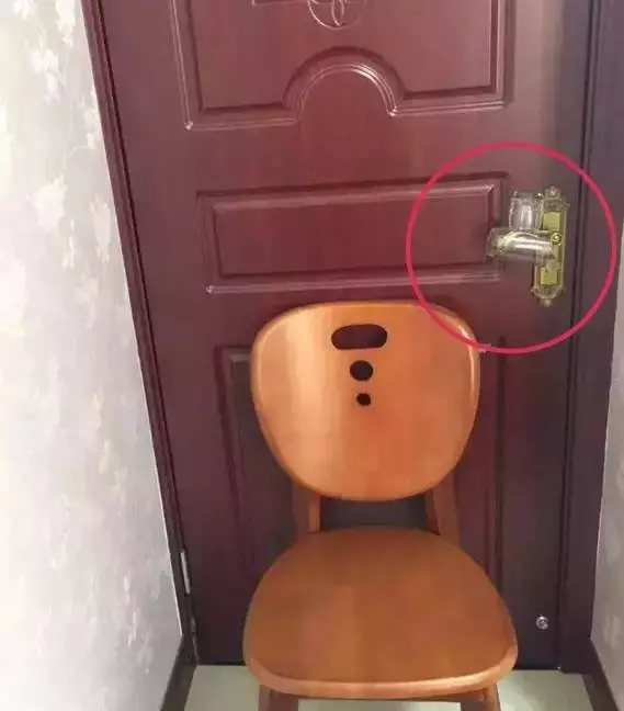 跟女朋友去旅行住酒店時,她一進房門就拿2個杯子套在門把上,在我滿頭問號時她說:「晚上你就知道了」!