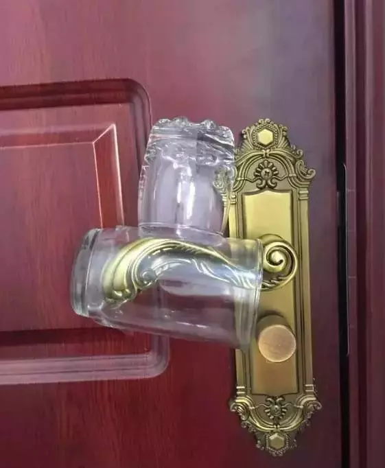 跟女朋友去旅行住酒店時,她一進房門就拿2個杯子套在門把上,在我滿頭問號時她說:「晚上你就知道了」!