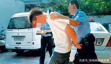 老闆好心給乞丐一百,乞丐居然找給他一塊零錢,老闆馬上報警
