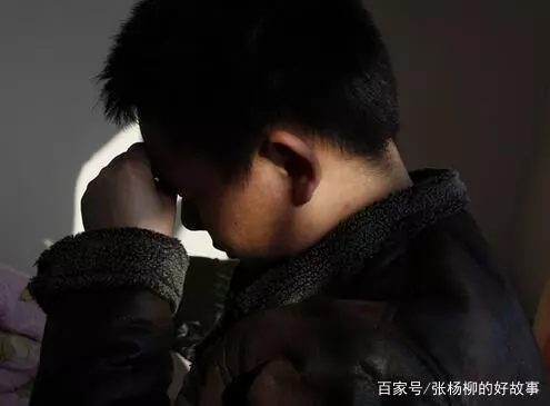 老闆好心給乞丐一百,乞丐居然找給他一塊零錢,老闆馬上報警