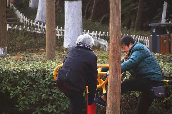 經常腰酸背痛?睡前趴上10分鐘,或能促進血液循環,改善脊柱病變
