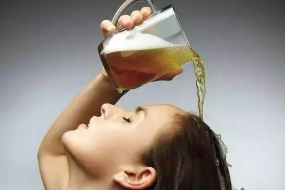 她把啤酒倒在「頭髮」上,別人以為她瘋了,結果嚇一大跳,太實用了!不看可惜了