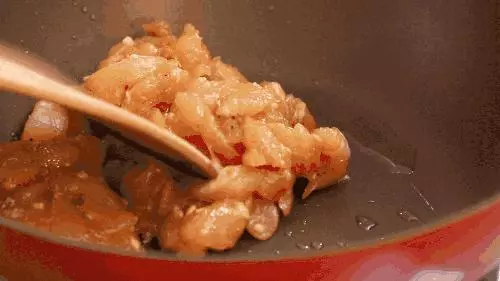 她把啤酒倒在「頭髮」上,別人以為她瘋了,結果嚇一大跳,太實用了!不看可惜了