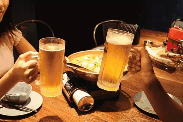 她把啤酒倒在「頭髮」上,別人以為她瘋了,結果嚇一大跳,太實用了!不看可惜了