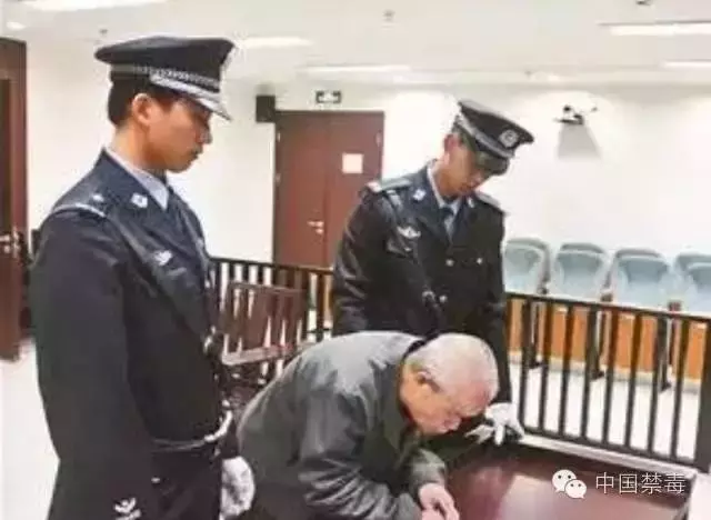 三個二十多歲的少男少女,一下飛機就面臨死刑,只因為幫了朋友一個忙....