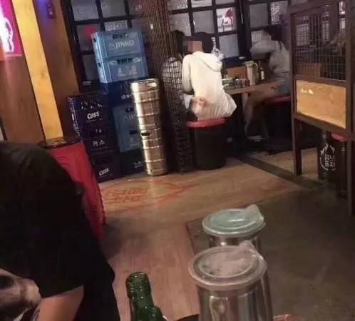 親吻了女友後,女友離開上廁所,男友下一秒轉頭吻女友的閨蜜