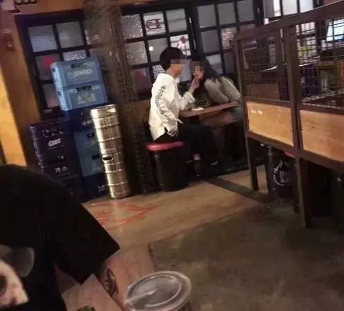 親吻了女友後,女友離開上廁所,男友下一秒轉頭吻女友的閨蜜