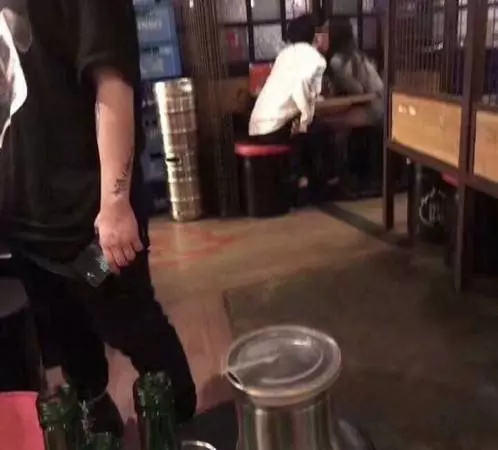 親吻了女友後,女友離開上廁所,男友下一秒轉頭吻女友的閨蜜