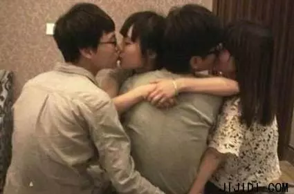 親吻了女友後,女友離開上廁所,男友下一秒轉頭吻女友的閨蜜