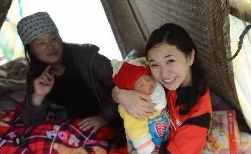 媽去看坐月子妹妹,進屋發現沒開空調,按下遙控後,她砸了妹婆家