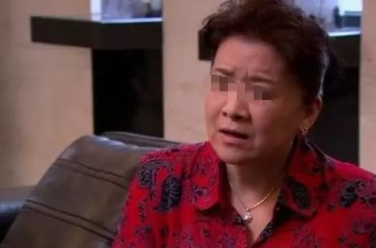 媽去看坐月子妹妹,進屋發現沒開空調,按下遙控後,她砸了妹婆家