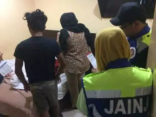 網友獨自在酒店過夜,竟被宗教局取締:為什麼只穿沙籠?
