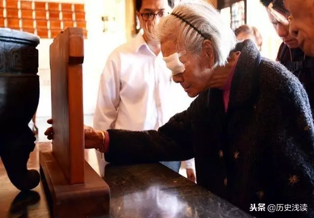 丈夫為國家犧牲!93歲老婦「77年來未曾忘記」 不顧高齡體弱飄洋過海「見他一面」