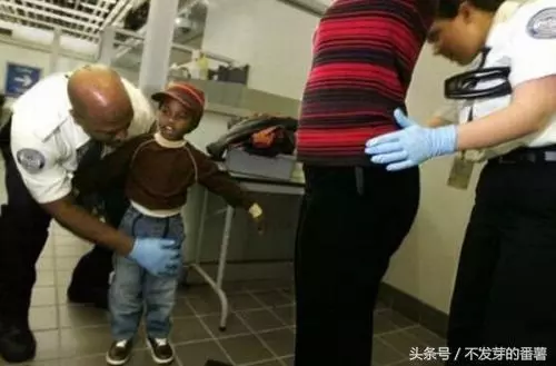 直擊全世界「最嚴的機場安檢」,女性毫無隱私可言!!