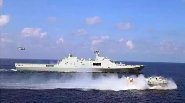 元旦剛過,中國海軍又一艘兩萬噸巨艦下水,也許更大好消息馬上來