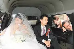 女子遠嫁外地,回鄉參加哥哥婚禮,卻沒一人來接,走出車站傻住