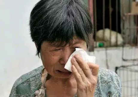 兒子娶大20歲女人,第二天不見起床,窗戶偷瞄後老兩口精神失常