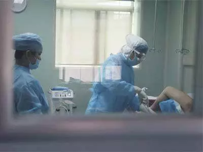 妻子難產去世,丈夫怒打產科醫生,三年後刑滿釋放,一回家癱地上