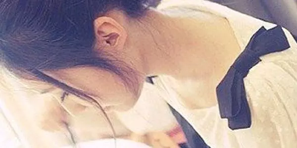 我帶女兒去逛街,突然女兒一聲大叫,我捂住她嘴,到家後堅決離婚