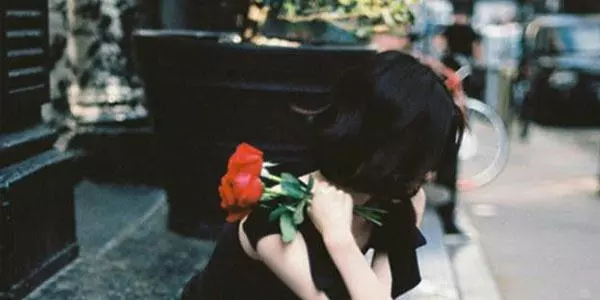 我帶女兒去逛街,突然女兒一聲大叫,我捂住她嘴,到家後堅決離婚